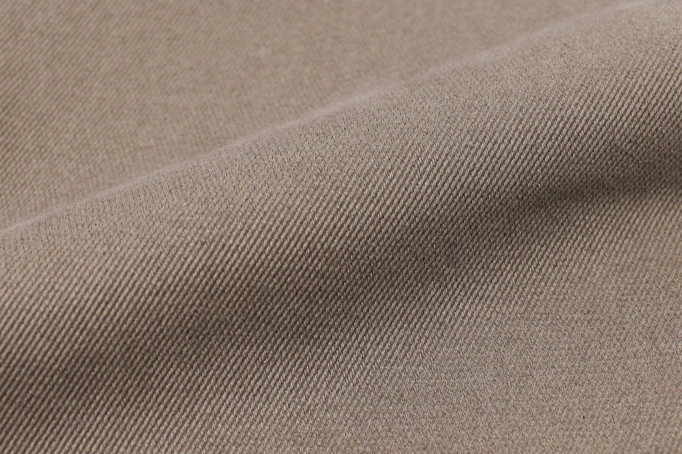 タートルネックハイゲージセーターを着用したスーツスタイル