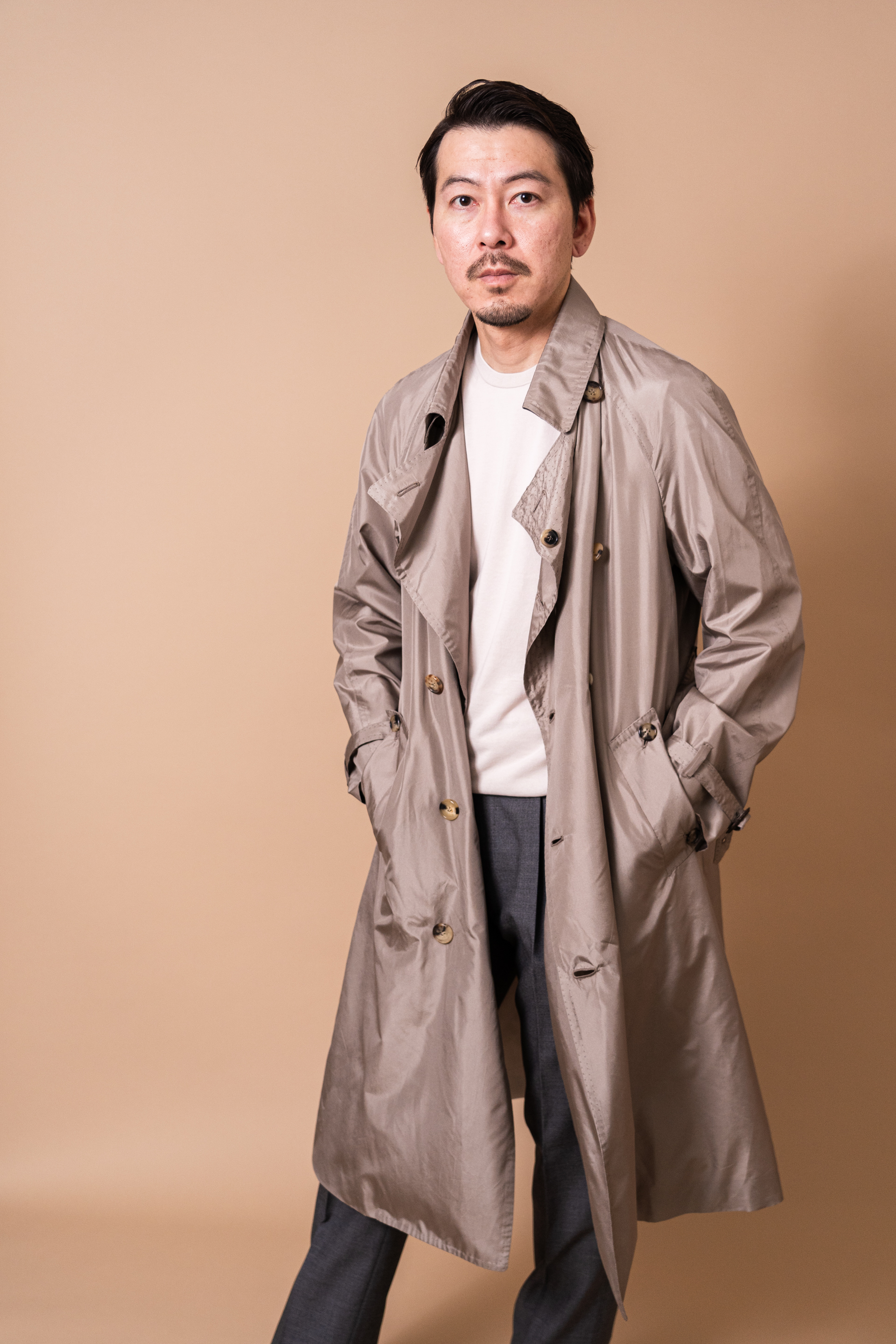 シルクの重厚感とドレープが際立つ。贅沢な仕立てのトレンチコートスタイル