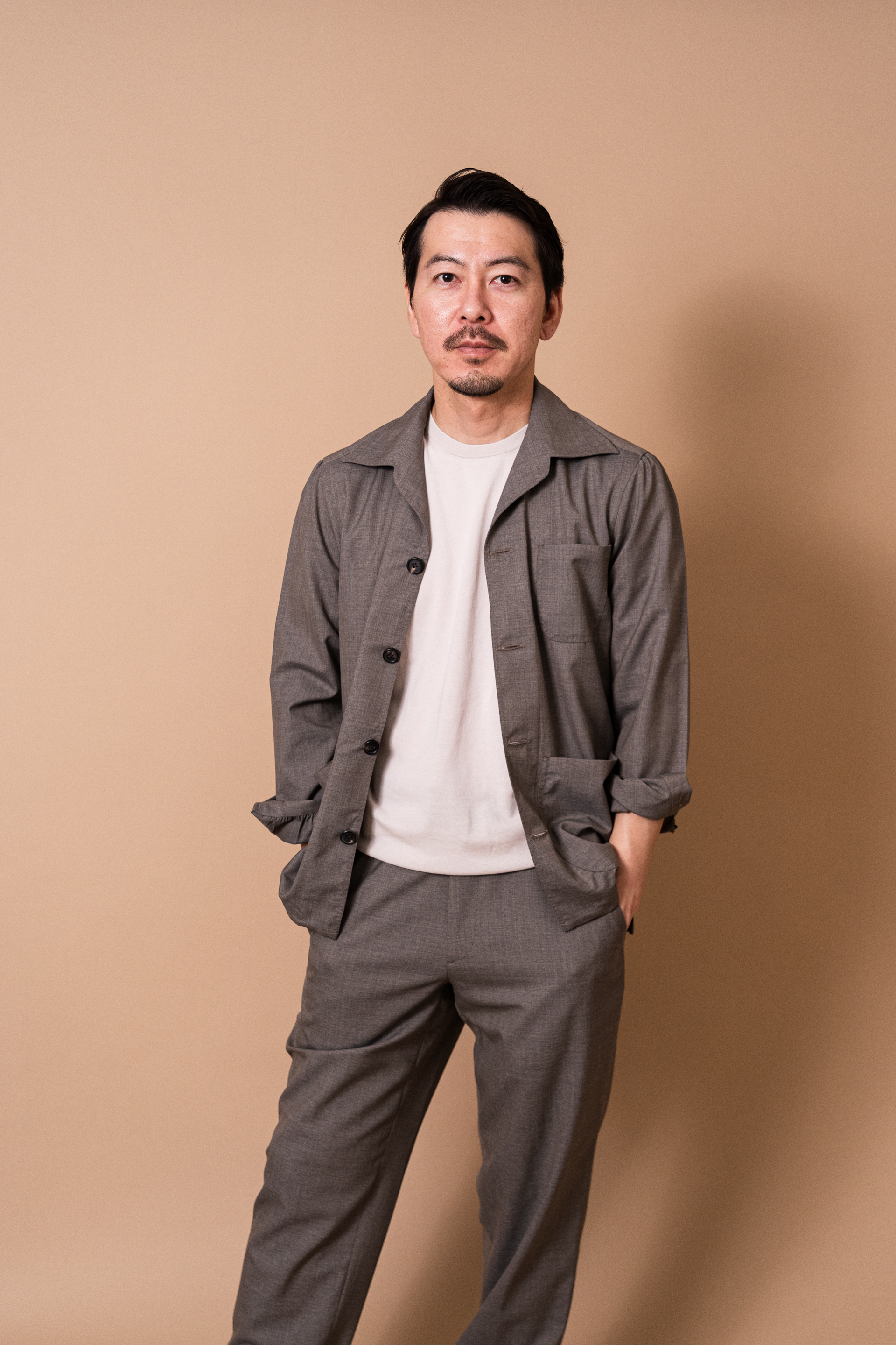 都会的なリラックススタイル。エフォートレスジャケット&スラックスのセットアップ