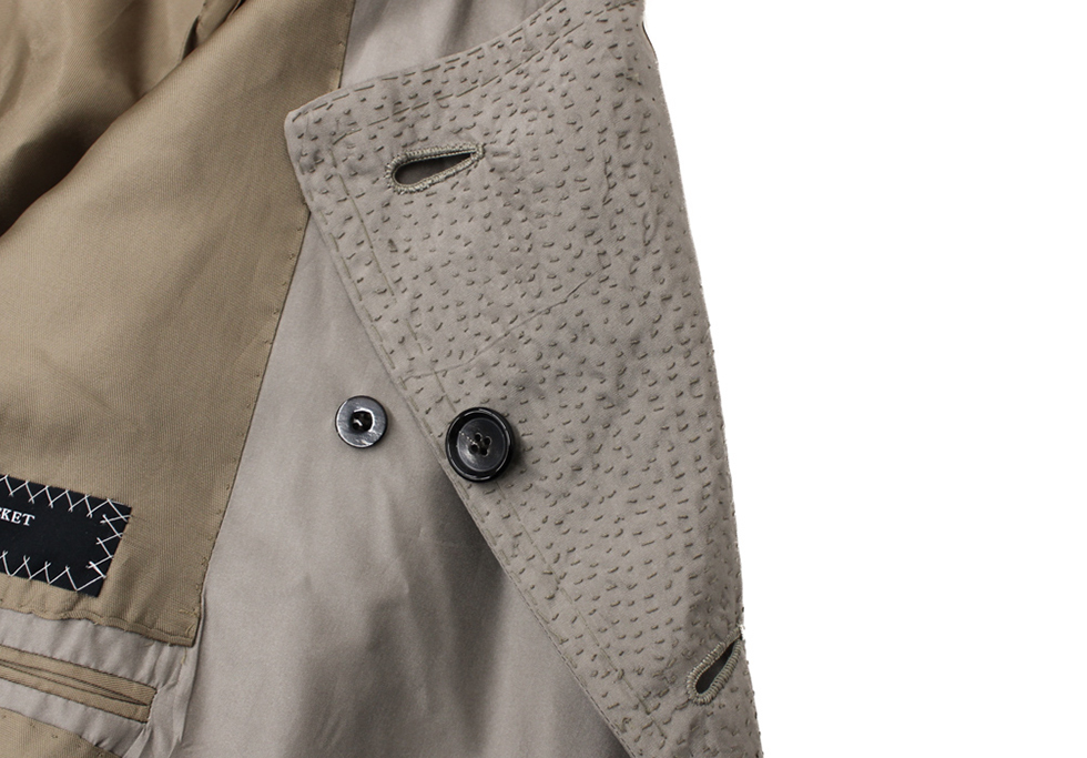 シルクの重厚感とドレープが際立つ。贅沢な仕立てのトレンチコートスタイル