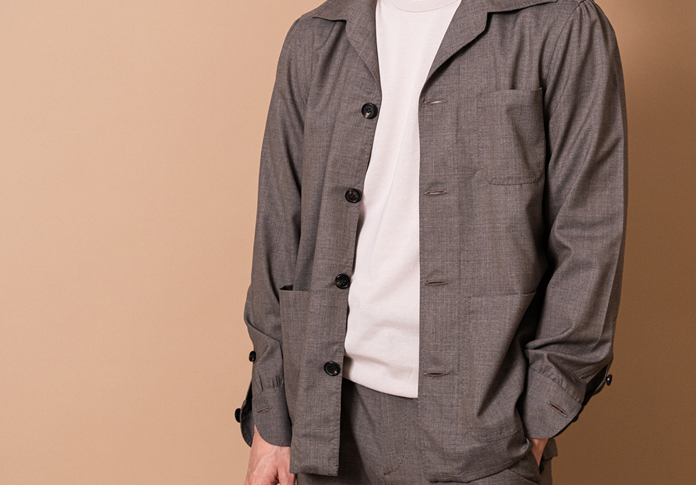 都会的なリラックススタイル。エフォートレスジャケット＆スラックスのセットアップ