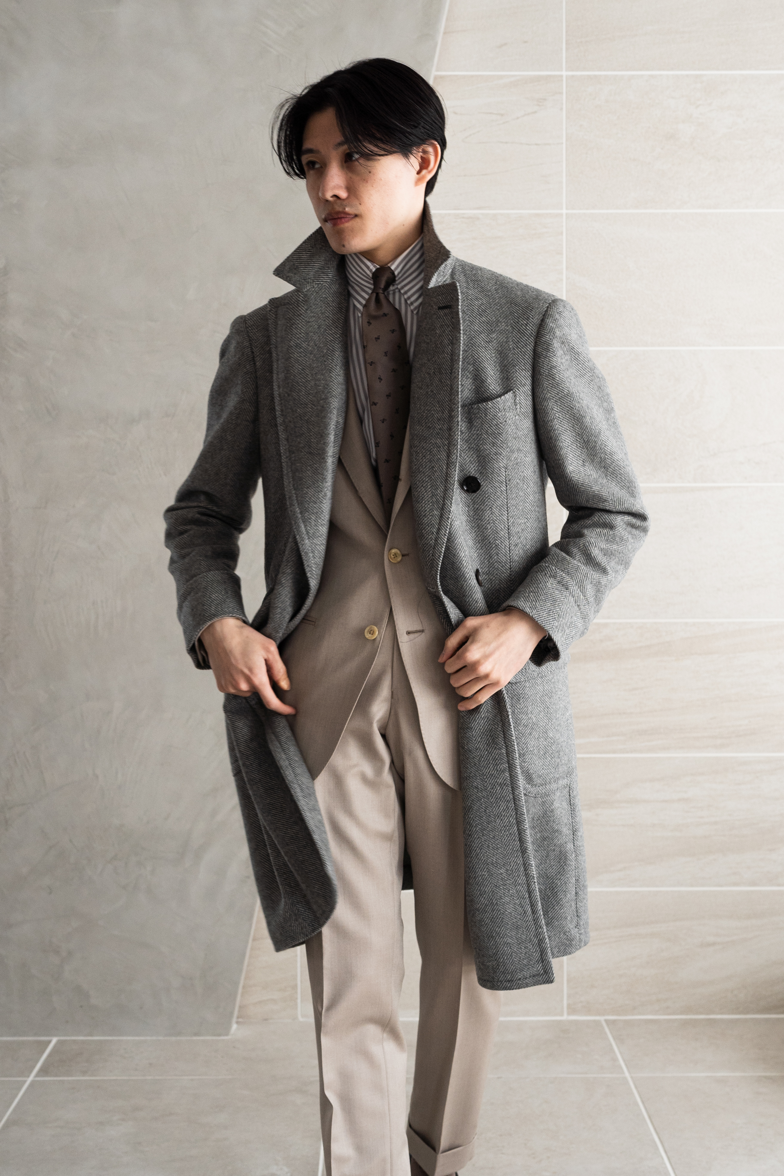 淡色を重ねて際立つ、都会的なエレガンススタイル