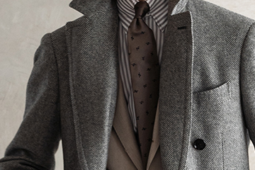 淡色を重ねて際立つ、都会的なエレガンススタイル