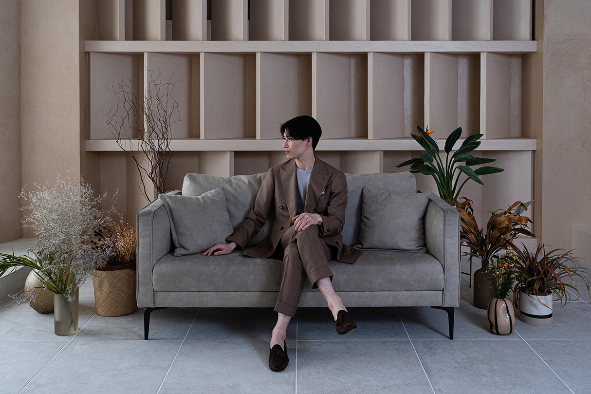 素材の艶が生む、軽やかなクラシック