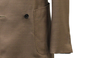 素材の艶が生む、軽やかなクラシック