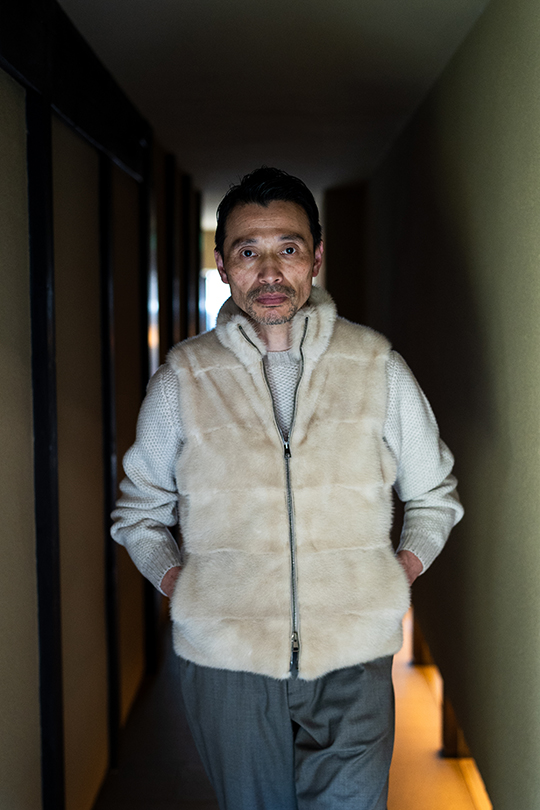 素材の艶が生む、軽やかなクラシック