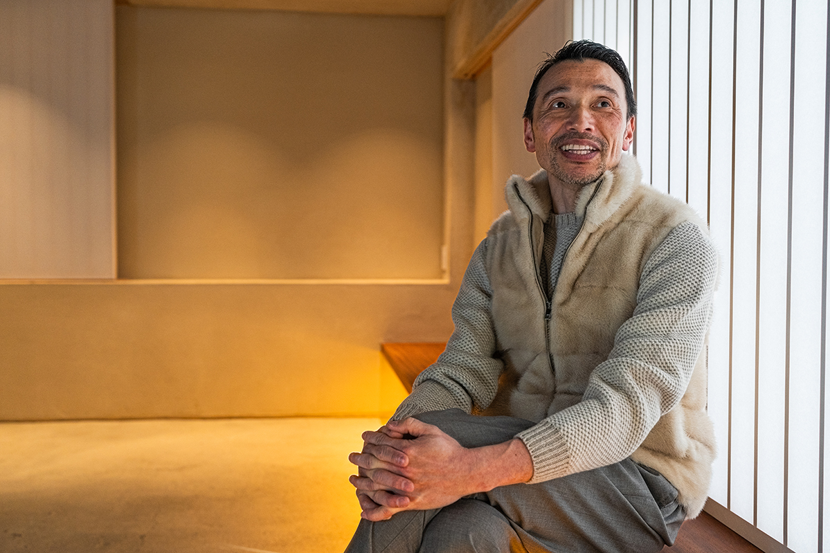 素材の艶が生む、軽やかなクラシック