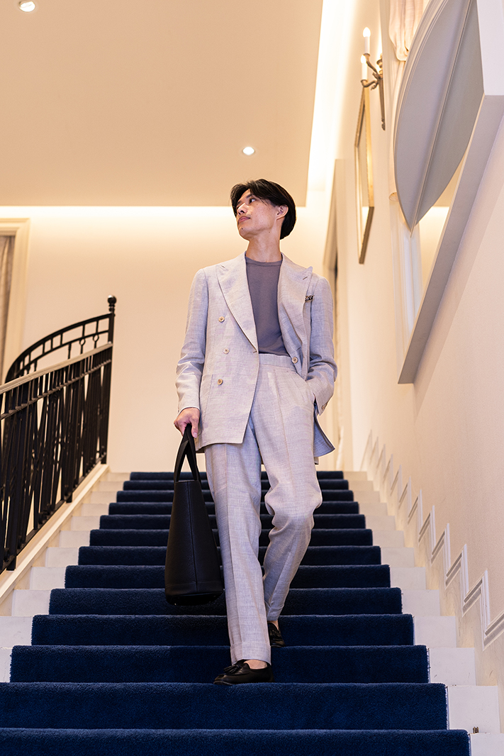 軽やかさを纏うダブルブレストスタイル